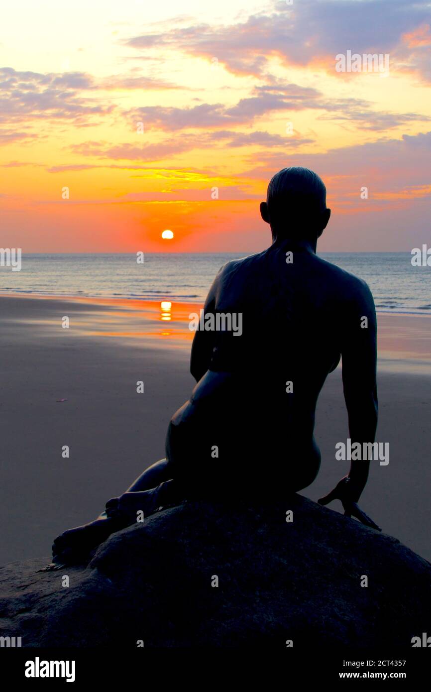 20/09/2020. Folkestone Kent UK la città balneare di Folkestone Sunrise. L'immagine mostra la Sirenetta di Folkestone di Cornelia Parker, sempre guardando ou Foto Stock