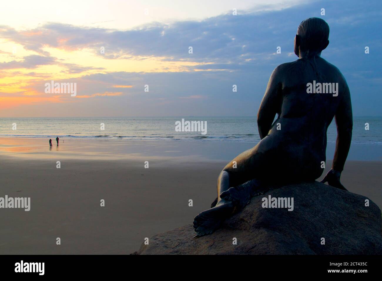 20/09/2020. Folkestone Kent UK la città balneare di Folkestone Sunrise. L'immagine mostra la Sirenetta di Folkestone di Cornelia Parker, sempre guardando ou Foto Stock