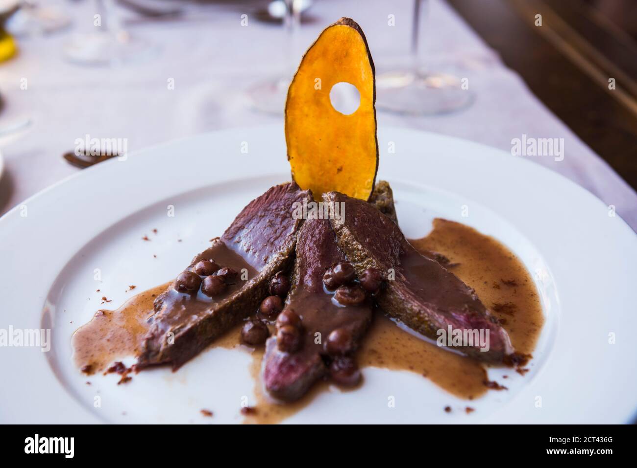 Deliziosa bistecca di struzzo su un tavolo per cena in un raffinato ristorante di lusso, Atacama Desert, Cile, Sud America Foto Stock