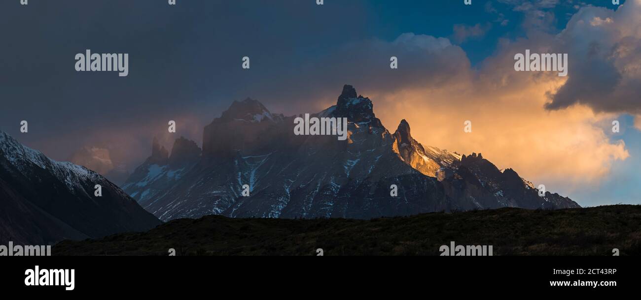 Sunrise Paine Massif (Cordillera Paine), le montagne iconiche del Parco Nazionale Torres del Paine, Patagonia, Cile, Sud America Foto Stock