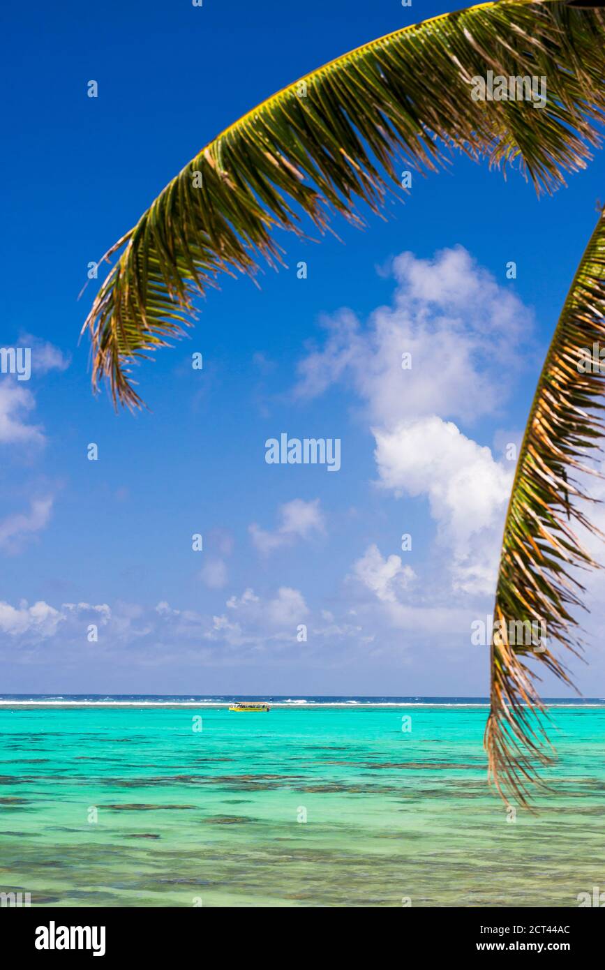 Gita turistica in barca in una vacanza estiva all'isola tropicale di Rarotonga nelle acque cristalline perfette della Laguna di muri, Oceano Pacifico, sfondo con spazio per la copia Foto Stock