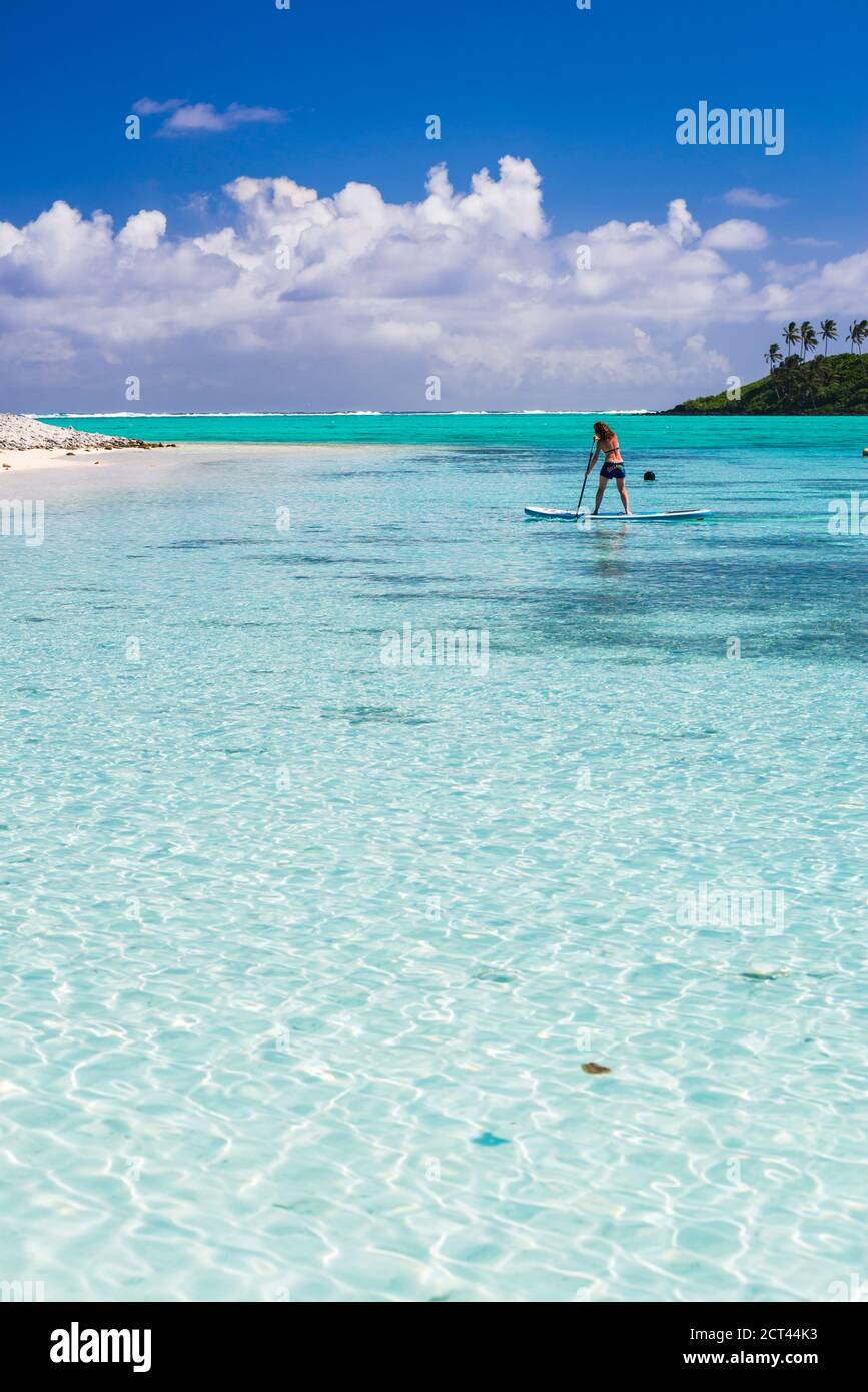 Paddleboarding nella Laguna di muri, Rarotonga, Isole Cook, sfondo con spazio per la copia Foto Stock