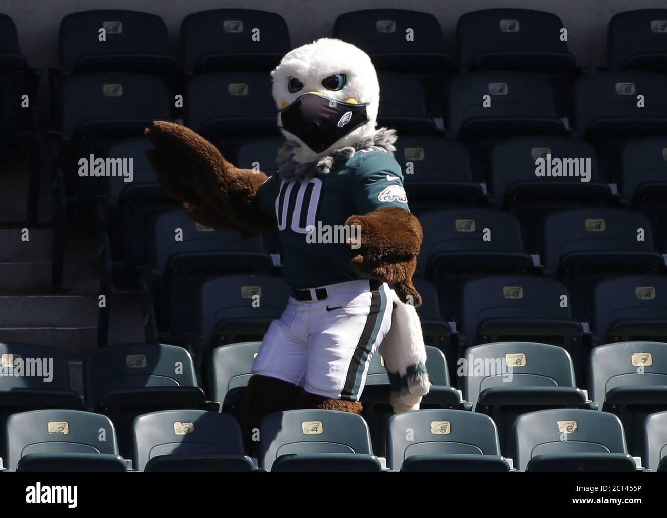 Philadelphia, Stati Uniti. 21 Settembre 2020. Swoop, la mascotte delle aquile di Philadelphia, indossa una maschera facciale quando i Rams di Los Angeles giocano le aquile nella seconda settimana della stagione di NFL al campo finanziario di Lincoln a Filadelfia domenica 20 settembre 2020. I Rams sconfissero le Aquile 37-19. Foto di John Angelillo/UPI Credit: UPI/Alamy Live News Foto Stock