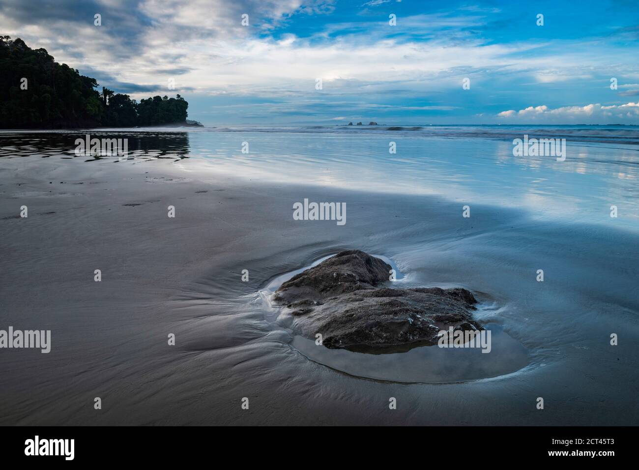 Spiaggia di Playa Arco, Uvita, Parco Nazionale Marino Ballena, Provincia di Puntarenas, Costa del Pacifico della Costa Rica Foto Stock