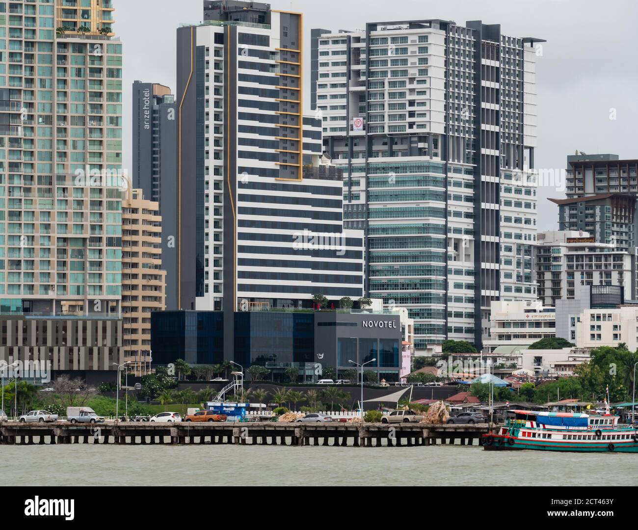 Area del porto e edifici residenziali lungomare nella città di Siracha, provincia di Chonburi in Thailandia. Foto Stock