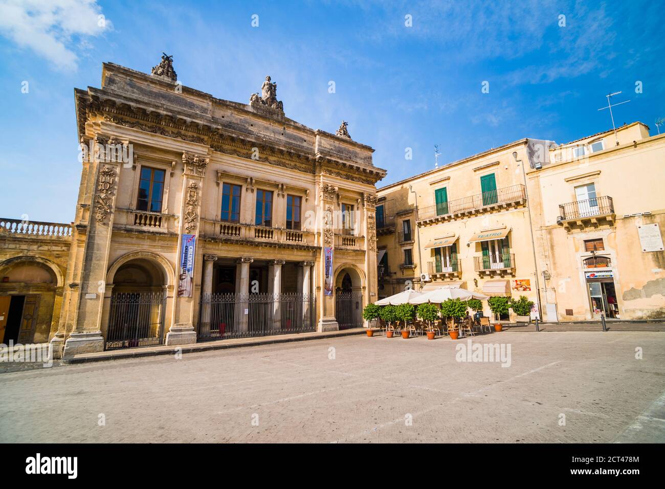 Teatro noto (Teatro Comunale Vittorio Emanuele) e caffe del Teatro in Piazza XVI Maggio, Val di noto, Patrimonio dell'Umanità dell'UNESCO, Sicilia, Italia, Europa Foto Stock