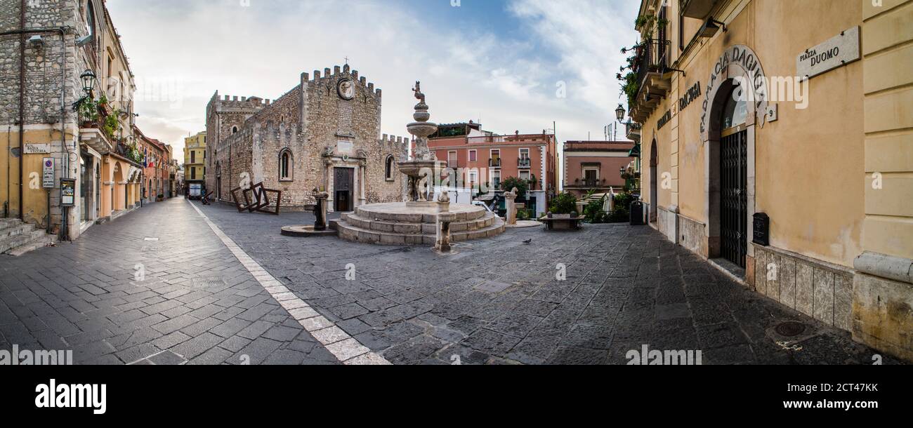 Piazza del Duomo, Taormina, foto panoramica che mostra la Chiesa di San Nicola e la famosa fontana, Sicilia, Italia, Europa Foto Stock