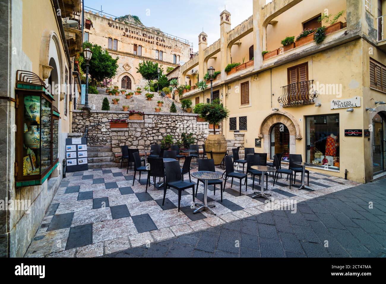Palazzo Ciampoli su corso Umberto, la strada principale nel centro di Taormina, Sicilia, Italia, Europa Foto Stock