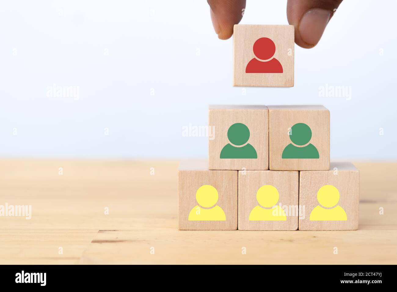 reclutamento nel concetto di azienda di industria di affari. Mano uomo flip cubo di legno di gestione delle risorse umane con lavoro di squadra per scegliere la persona giusta i Foto Stock