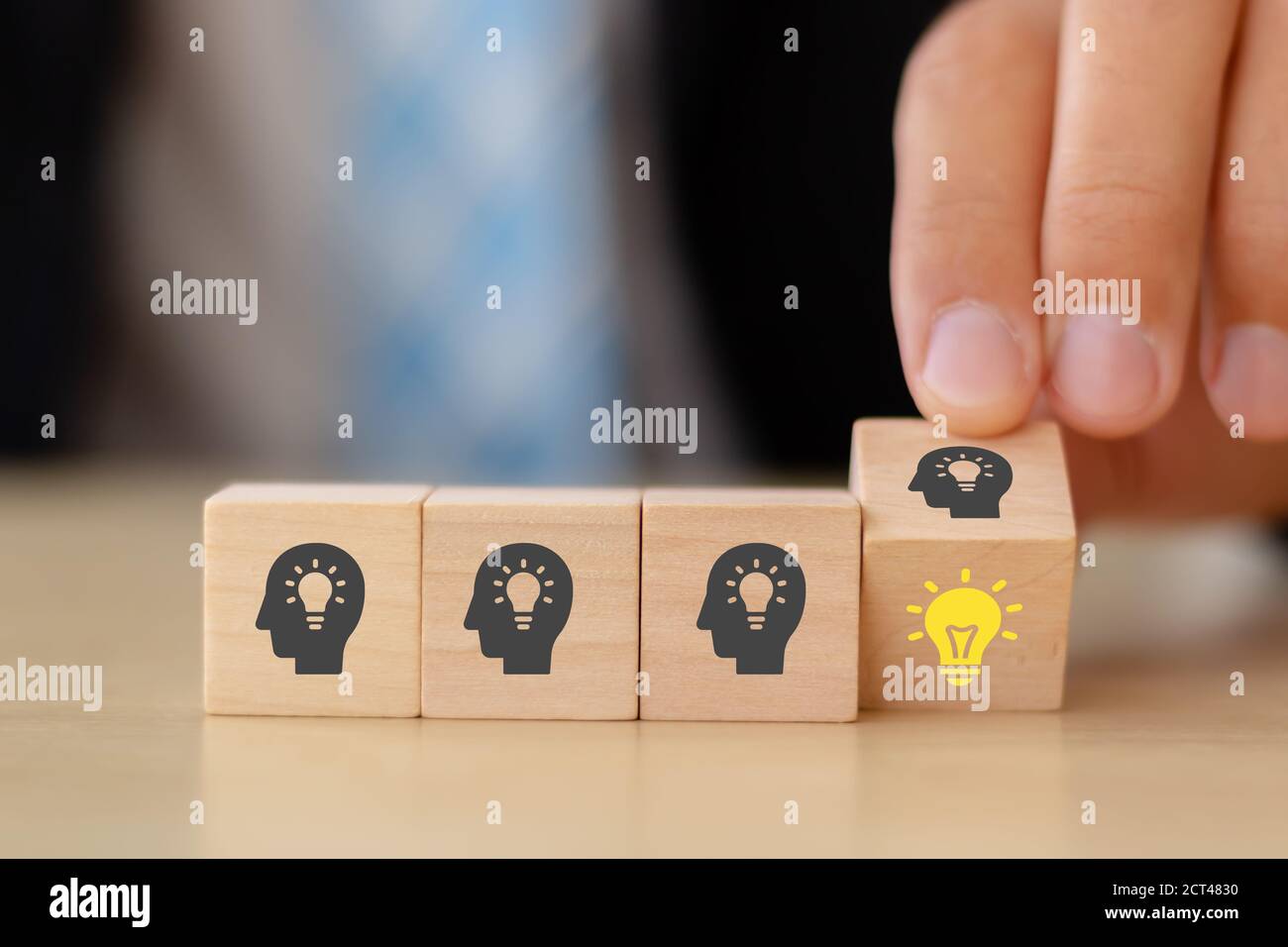 concetto creativo di idea. uomo a mano flip blocco cubo di legno forma umana simbolo di marcatura idea a simbolo di lampadina destra. stile vintage Foto Stock