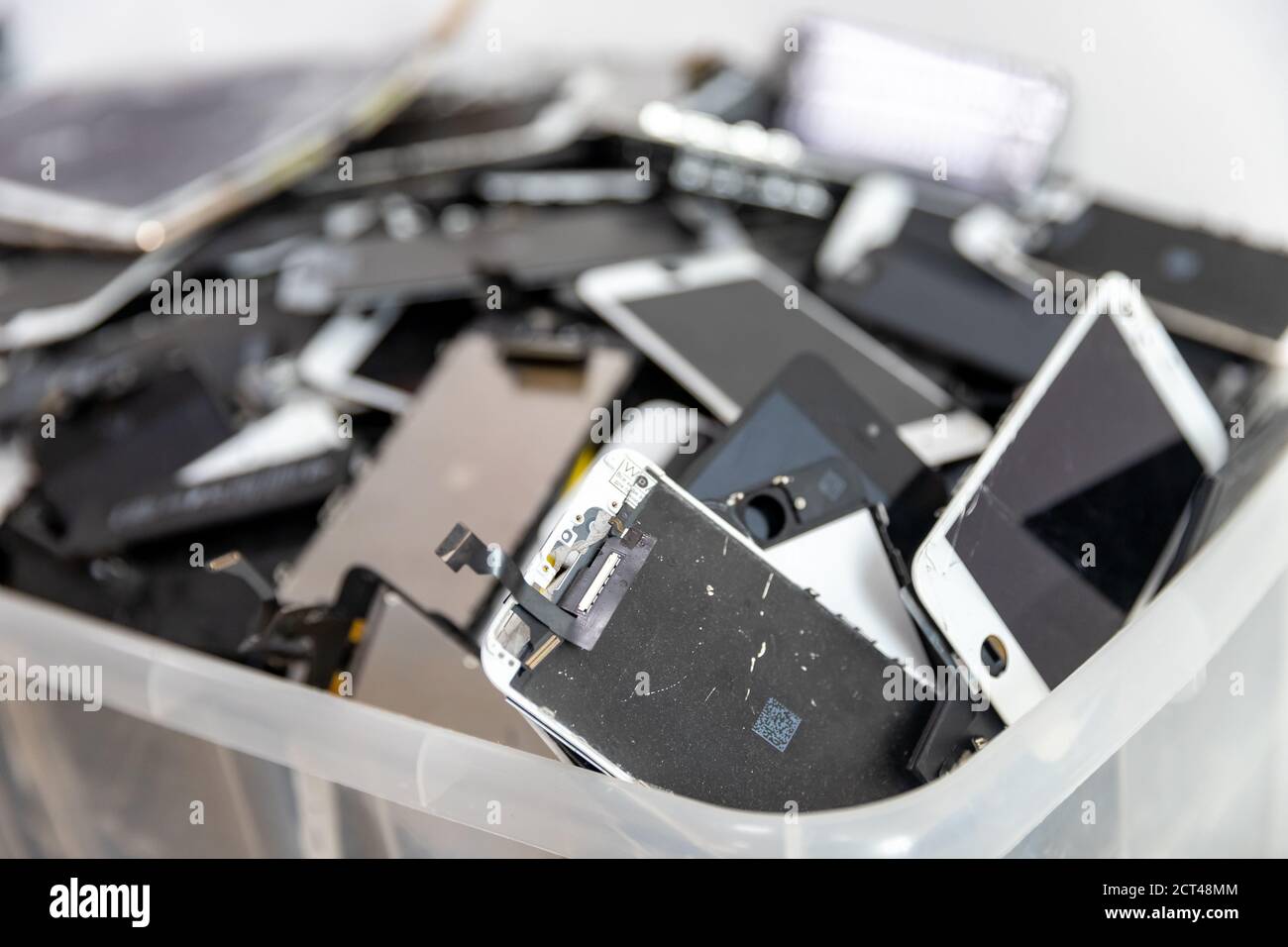 Schermi del telefono Apple dell'iPhone rotti e batterie ricaricabili usate nel negozio di riparazione del riciclaggio, RUSSIA - 27 luglio 2020 Foto Stock