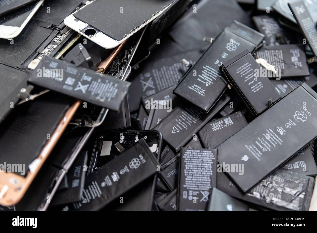 RUSSIA - 27 luglio 2020: IPhone rotto il telefono Apple ha usato le batterie ricaricabili nel riciclaggio chip riparazione negozio Foto Stock