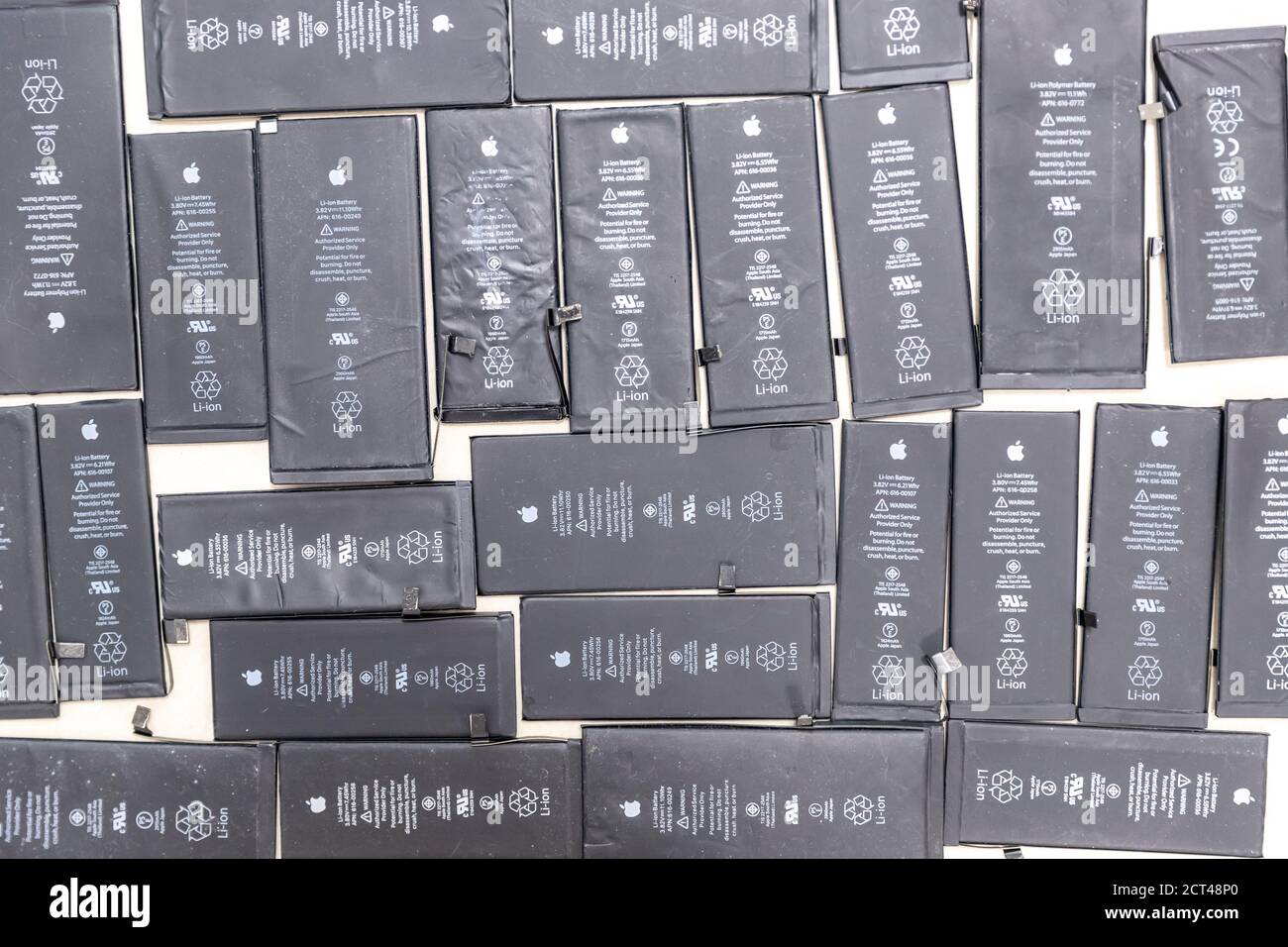 RUSSIA - 27 luglio 2020: IPhone rotto il telefono Apple ha usato le batterie ricaricabili nel riciclaggio chip riparazione negozio Foto Stock