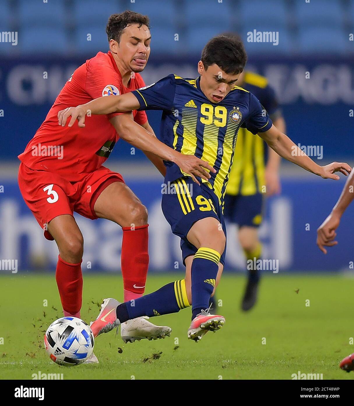 Doha, Qatar. 20 Settembre 2020. Carlos Eduardo (L) di Shabab al Ahli Dubai vies per la palla con Javokhir Sidikov del Pakhtakor FC durante la partita di football del gruppo B della AFC Asian Champions League tra Shabab al Ahli Dubai degli Emirati Arabi Uniti e Pakhtakor FC dell'Uzbekistan allo stadio al-Janoub di Doha, capitale del Qatar, 20 settembre 2020. Credit: Nikku/Xinhua/Alamy Live News Foto Stock