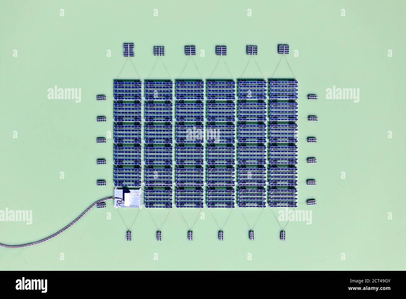 Pannelli solari della prima centrale solare galleggiante ad alta quota in Svizzera dall'alto, Lac des Toules, Bourg-Saint-Pierre, Vallese, Svizzera Foto Stock