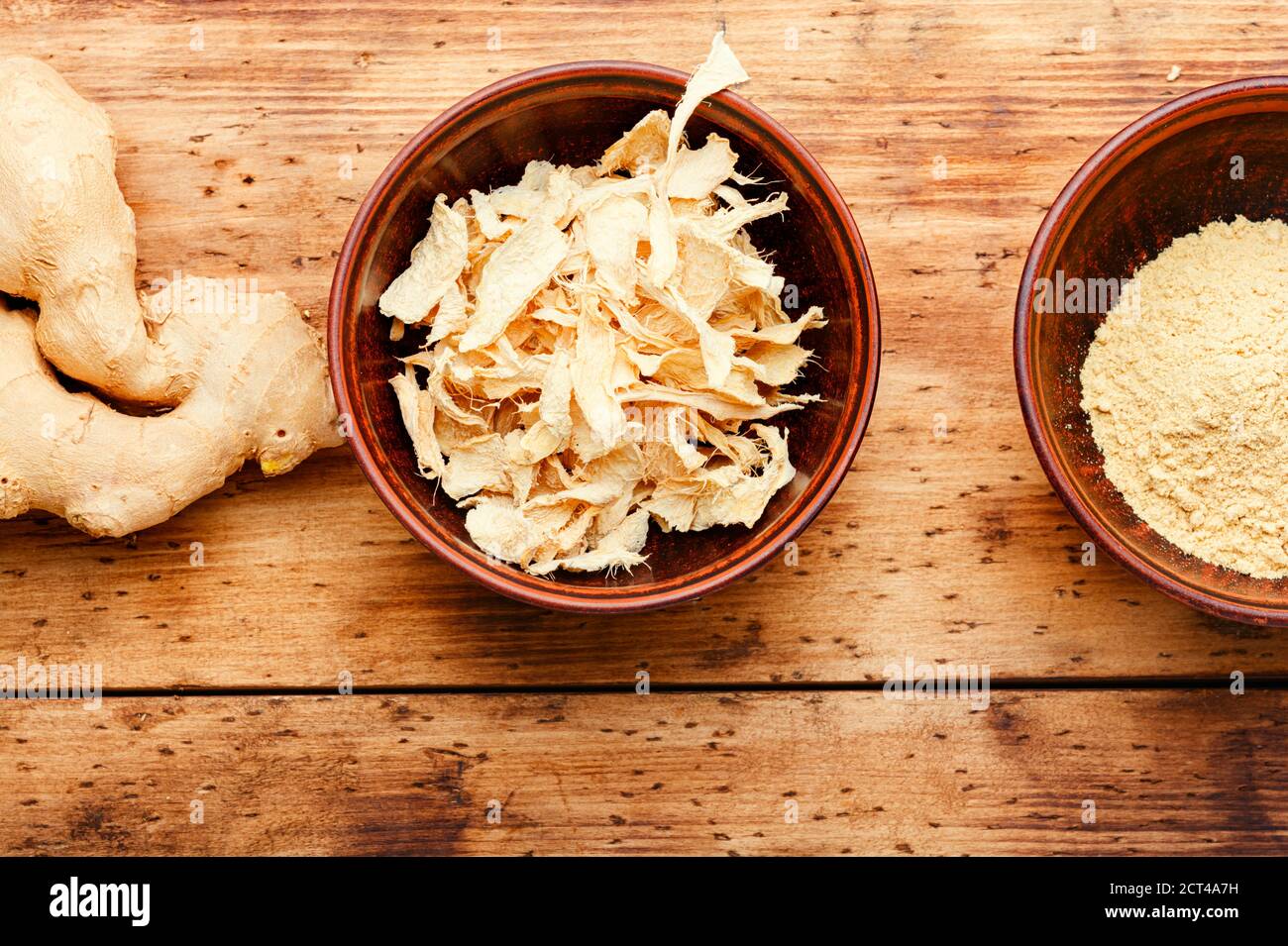 Zenzero organico essiccato su fondo rustico di legno Foto Stock