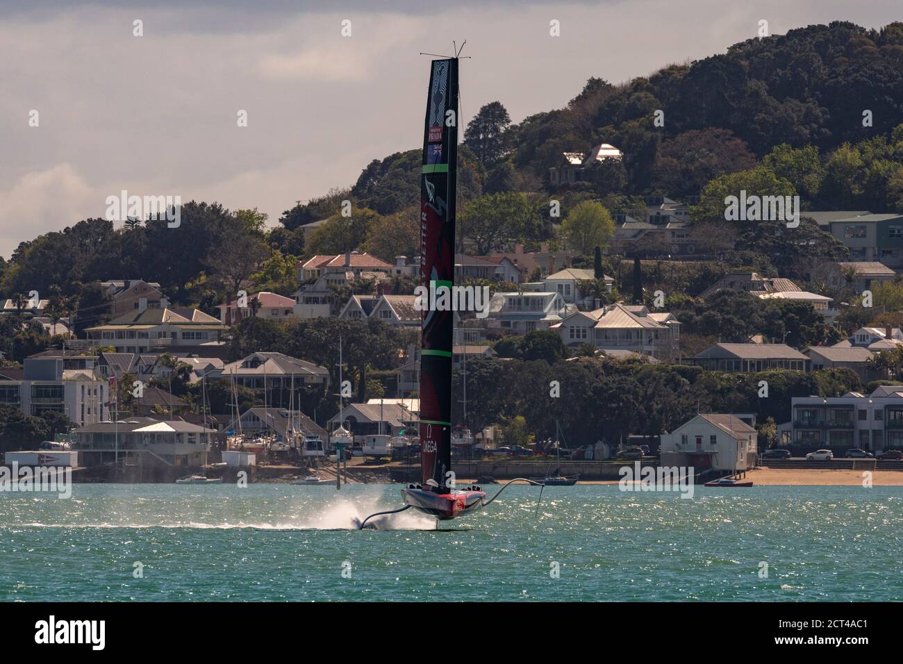 Emirates Team New Zealand e Team American Magic prendono il loro AC75s di prima generazione per una sessione di pratica sull'area di gara di America's Cup Waitamata Harbour / Rangitoto Channel. Auckland, Nuova Zelanda. 21/9/2020 Foto Stock