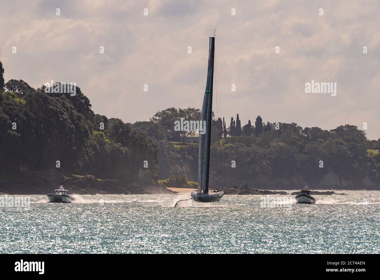 Emirates Team New Zealand e Team American Magic prendono il loro AC75s di prima generazione per una sessione di pratica sull'area di gara di America's Cup Waitamata Harbour / Rangitoto Channel. Auckland, Nuova Zelanda. 21/9/2020 Foto Stock