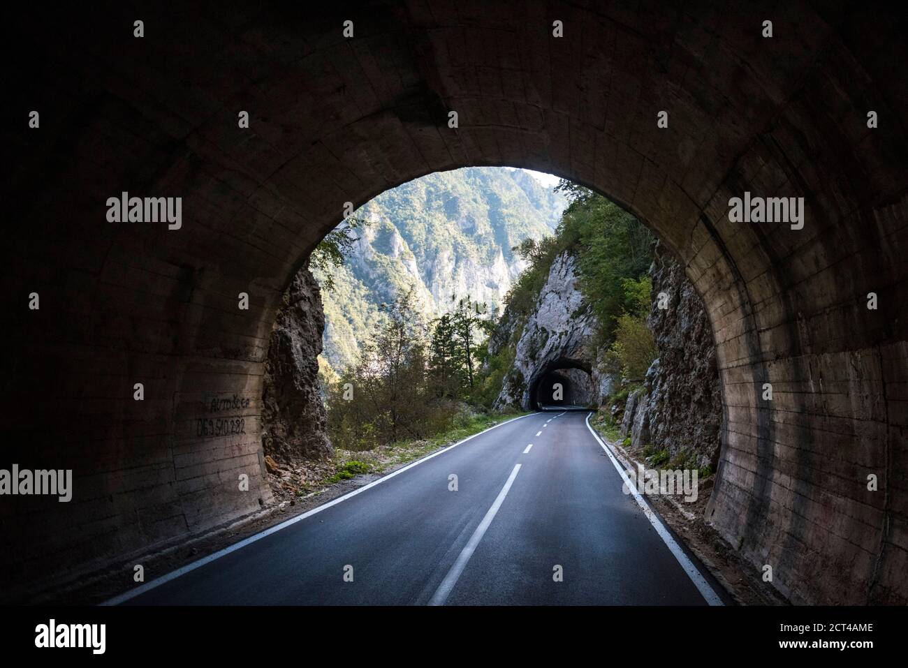 Tunnel lungo la gola del canyon del fiume Tara, il parco nazionale Durmentor, Montenegro, patrimonio dell'umanità dell'UNESCO, Europa Foto Stock