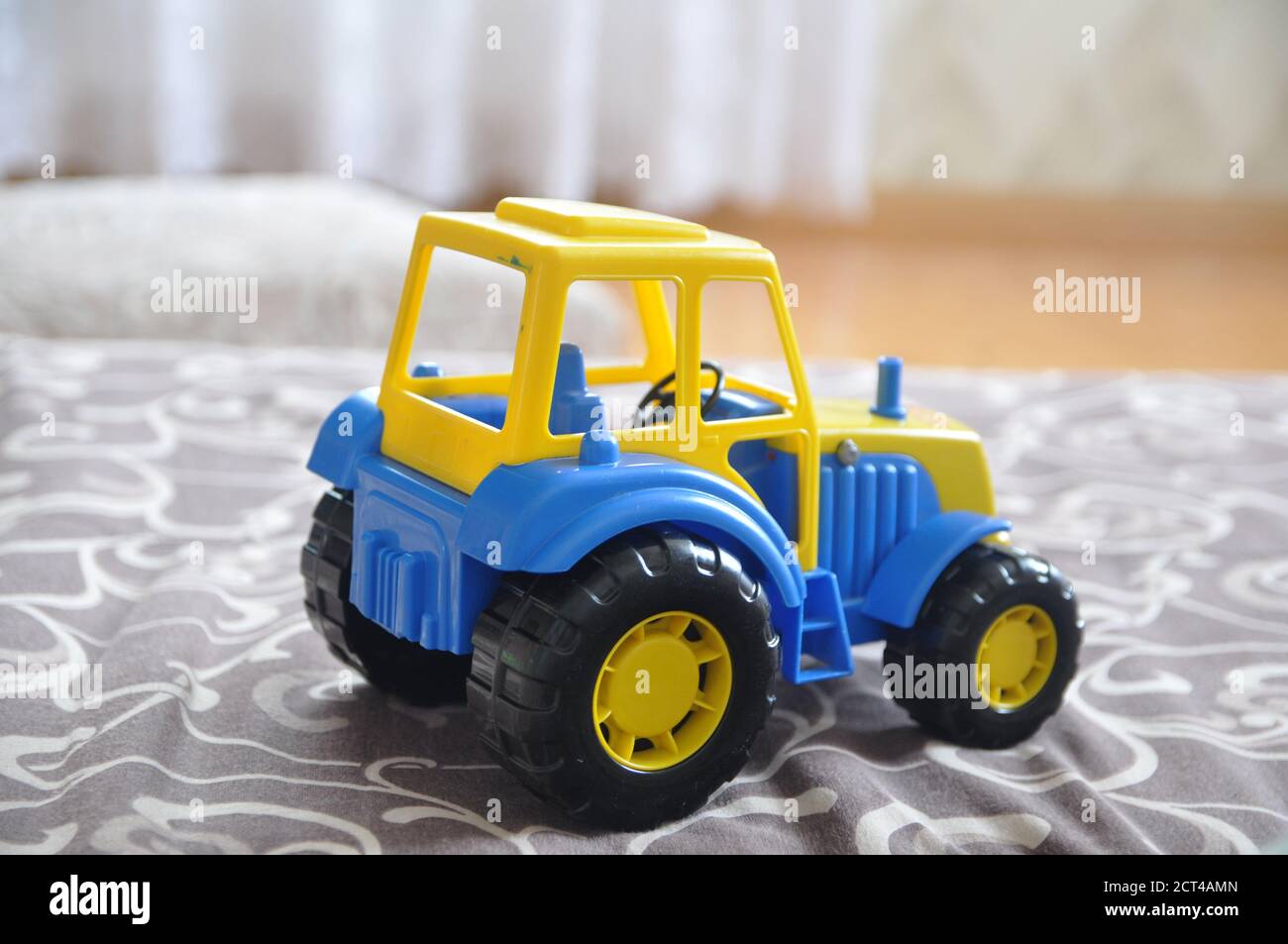 Trattore giocattolo per bambini nella camera dei bambini. Foto Stock