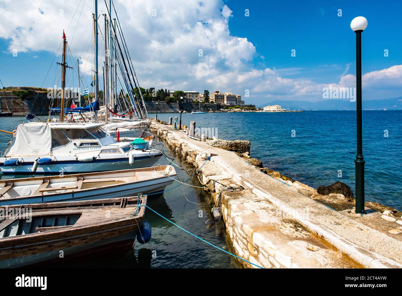 Barche a vela, Corfù Città Vecchia (Kerkyra), Isola di Corfù, Isole IONIE, Grecia, Europa Foto Stock