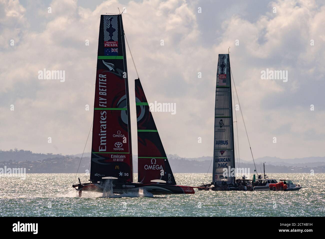 Emirates Team New Zealand e Team American Magic prendono il loro AC75s di prima generazione per una sessione di pratica sull'area di gara di America's Cup Waitamata Harbour / Rangitoto Channel. Auckland, Nuova Zelanda. 21/9/2020 Foto Stock