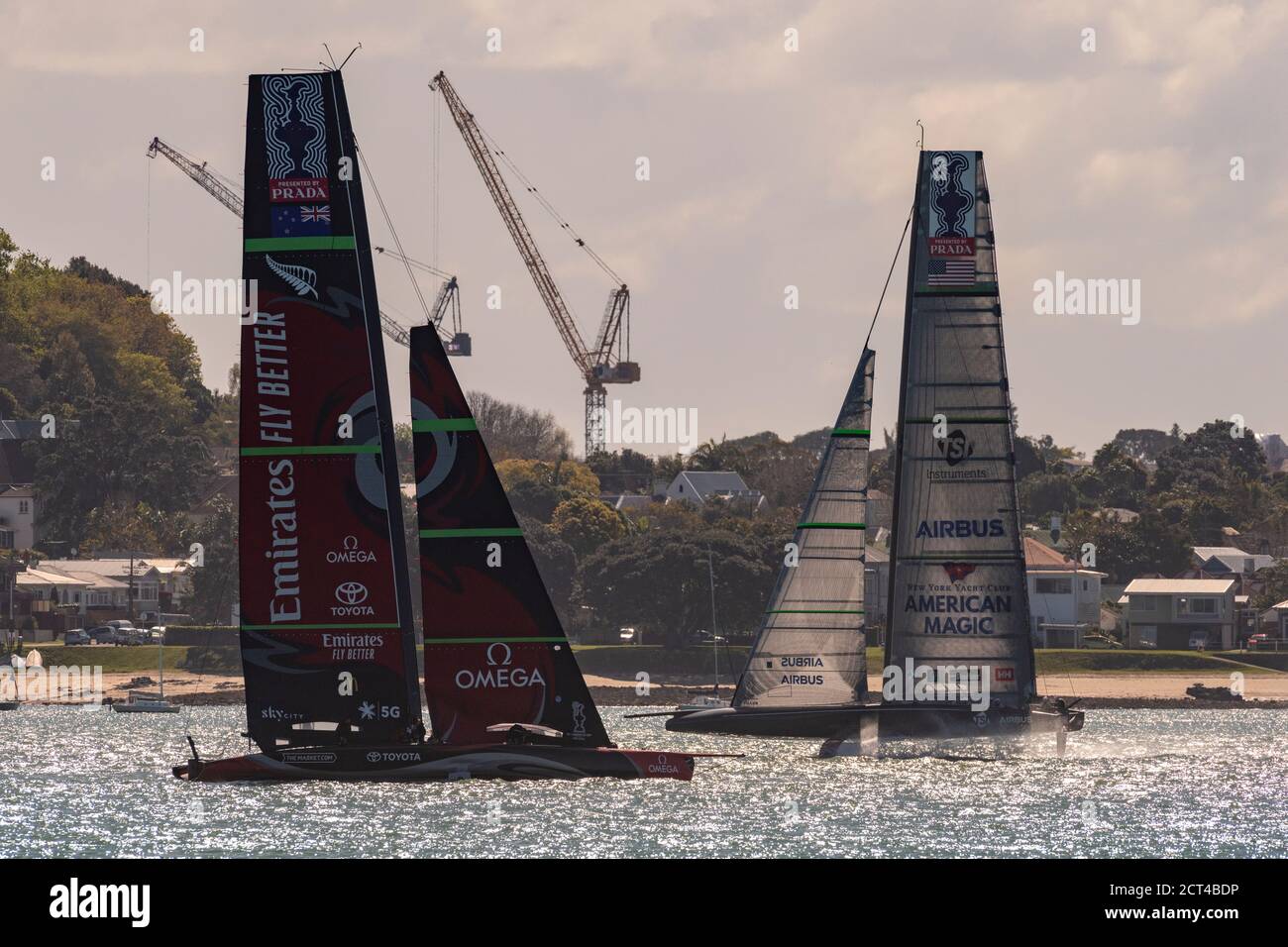 Emirates Team New Zealand e Team American Magic prendono il loro AC75s di prima generazione per una sessione di pratica sull'area di gara di America's Cup Waitamata Harbour / Rangitoto Channel. Auckland, Nuova Zelanda. 21/9/2020 Foto Stock