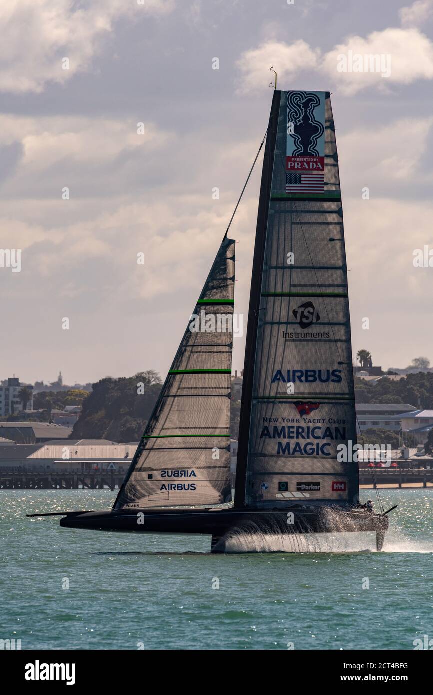 Emirates Team New Zealand e Team American Magic prendono il loro AC75s di prima generazione per una sessione di pratica sull'area di gara di America's Cup Waitamata Harbour / Rangitoto Channel. Auckland, Nuova Zelanda. 21/9/2020 Foto Stock