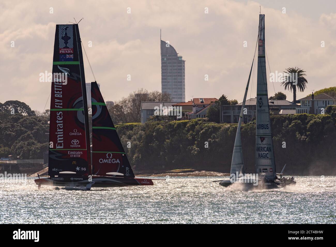 Emirates Team New Zealand e Team American Magic prendono il loro AC75s di prima generazione per una sessione di pratica sull'area di gara di America's Cup Waitamata Harbour / Rangitoto Channel. Auckland, Nuova Zelanda. 21/9/2020 Foto Stock