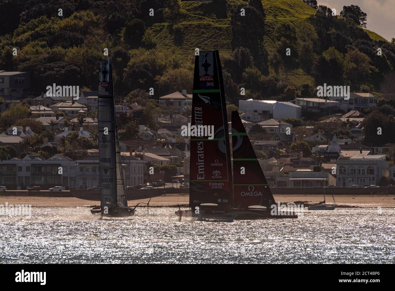 Emirates Team New Zealand e Team American Magic prendono il loro AC75s di prima generazione per una sessione di pratica sull'area di gara di America's Cup Waitamata Harbour / Rangitoto Channel. Auckland, Nuova Zelanda. 21/9/2020 Foto Stock