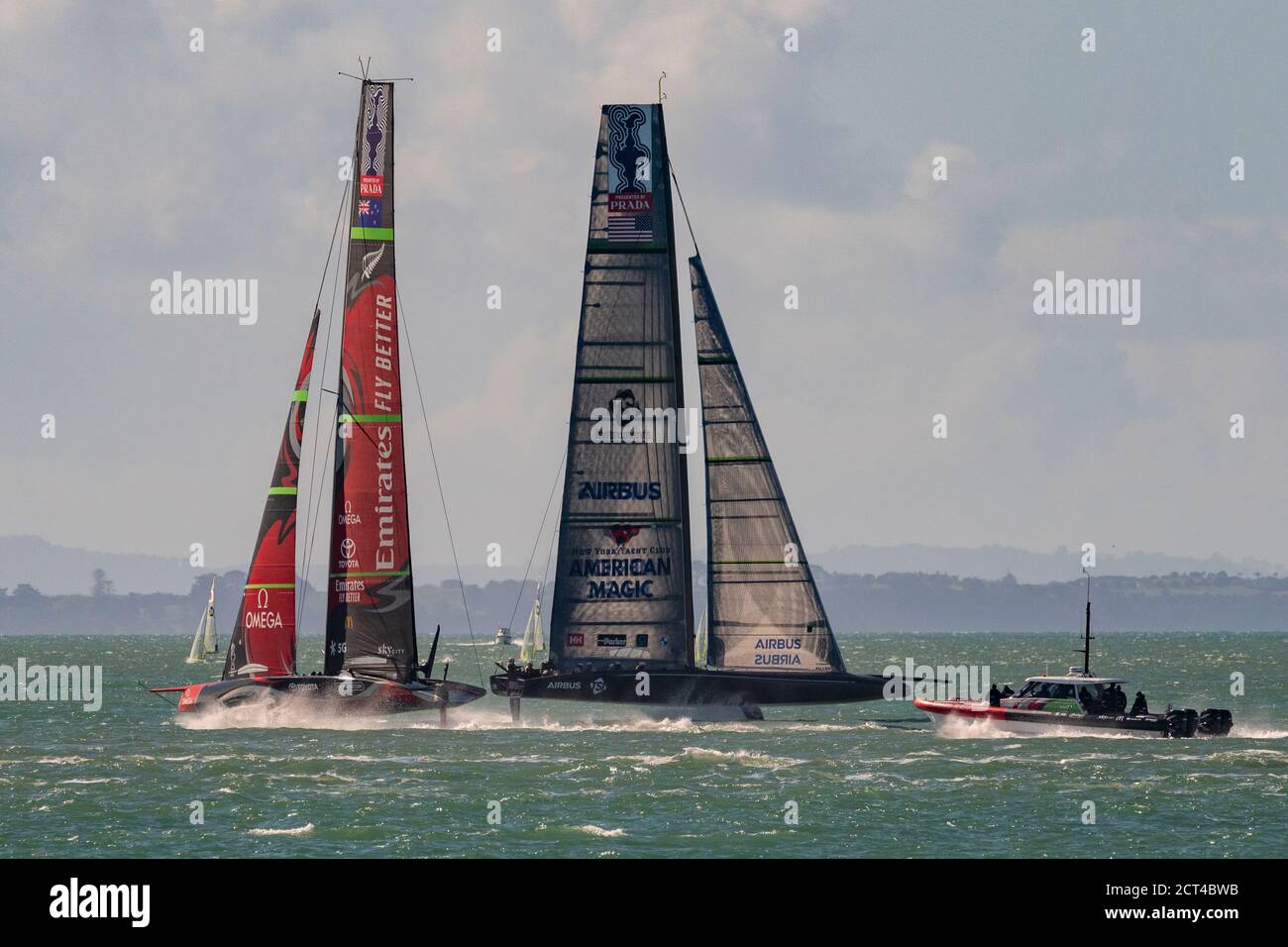 Emirates Team New Zealand e Team American Magic prendono il loro AC75s di prima generazione per una sessione di pratica sull'area di gara di America's Cup Waitamata Harbour / Rangitoto Channel. Auckland, Nuova Zelanda. 21/9/2020 Foto Stock