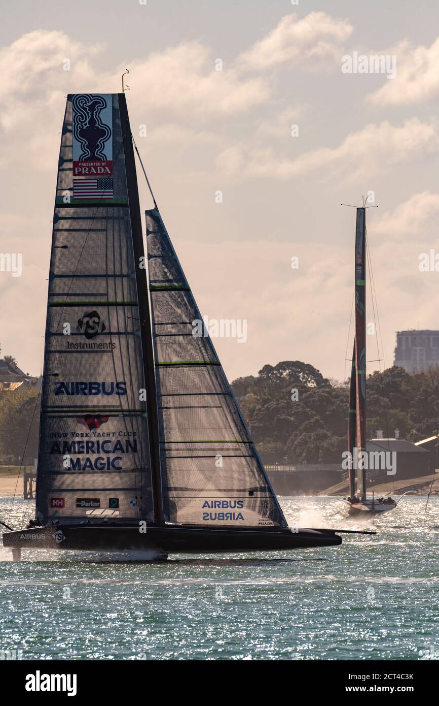 Emirates Team New Zealand e Team American Magic prendono il loro AC75s di prima generazione per una sessione di pratica sull'area di gara di America's Cup Waitamata Harbour / Rangitoto Channel. Auckland, Nuova Zelanda. 21/9/2020 Foto Stock