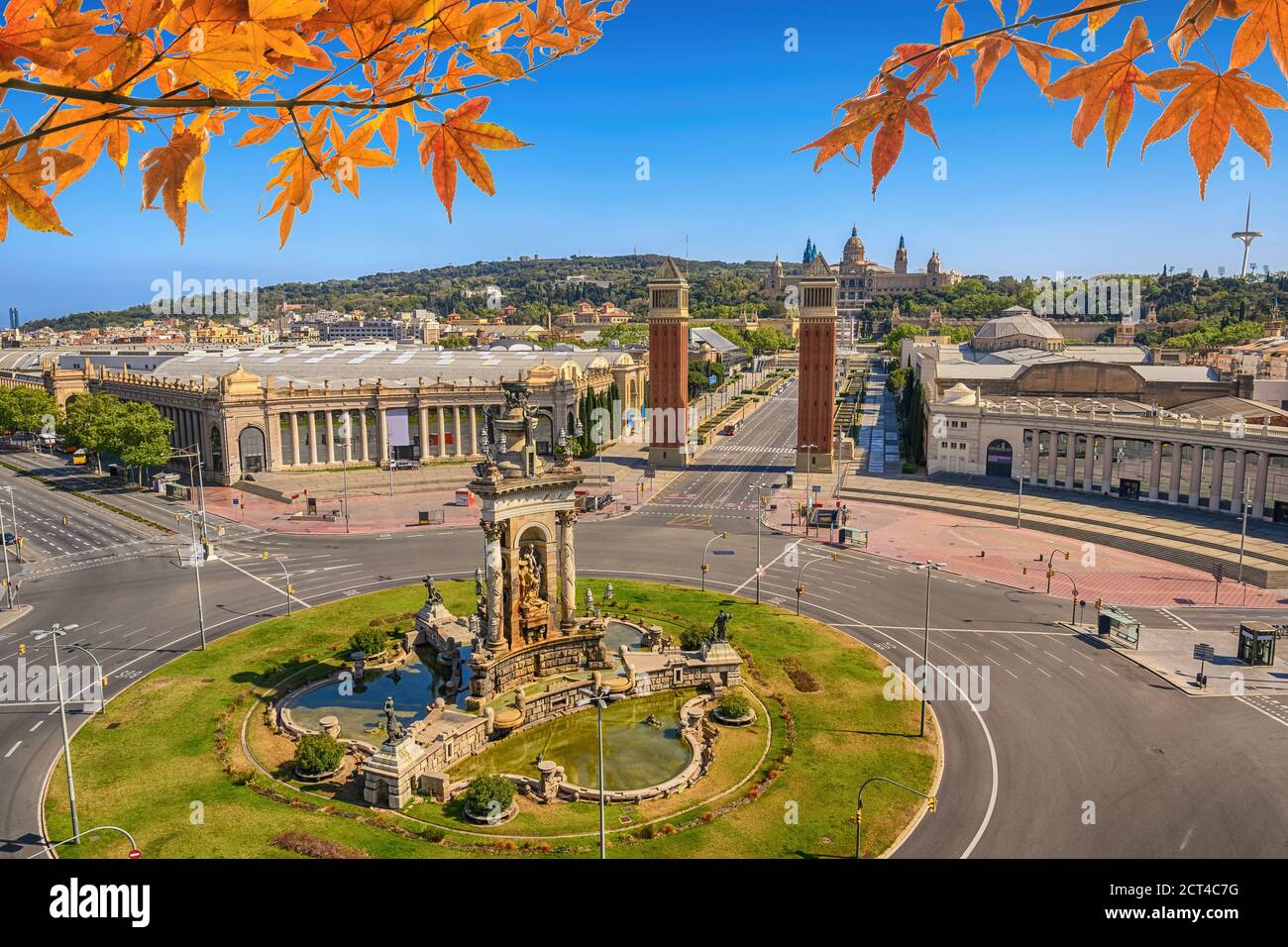 Barcellona Spagna, skyline della città in Piazza Espanya di Barcellona con foglie autunnali Foto Stock