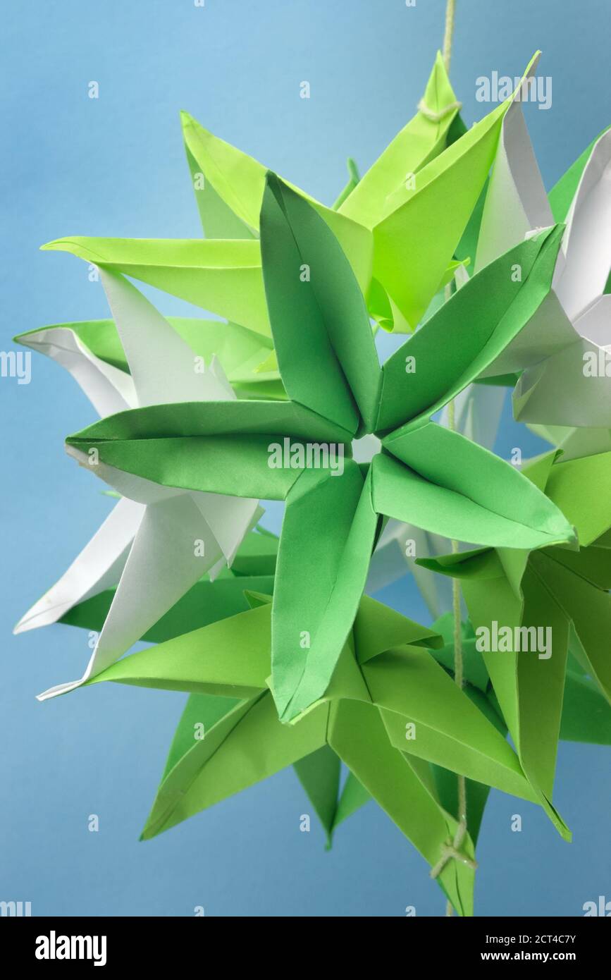 Primo piano di fiori di stelle di origami verdi grandi da carta con messa a  fuoco selettiva Foto stock - Alamy
