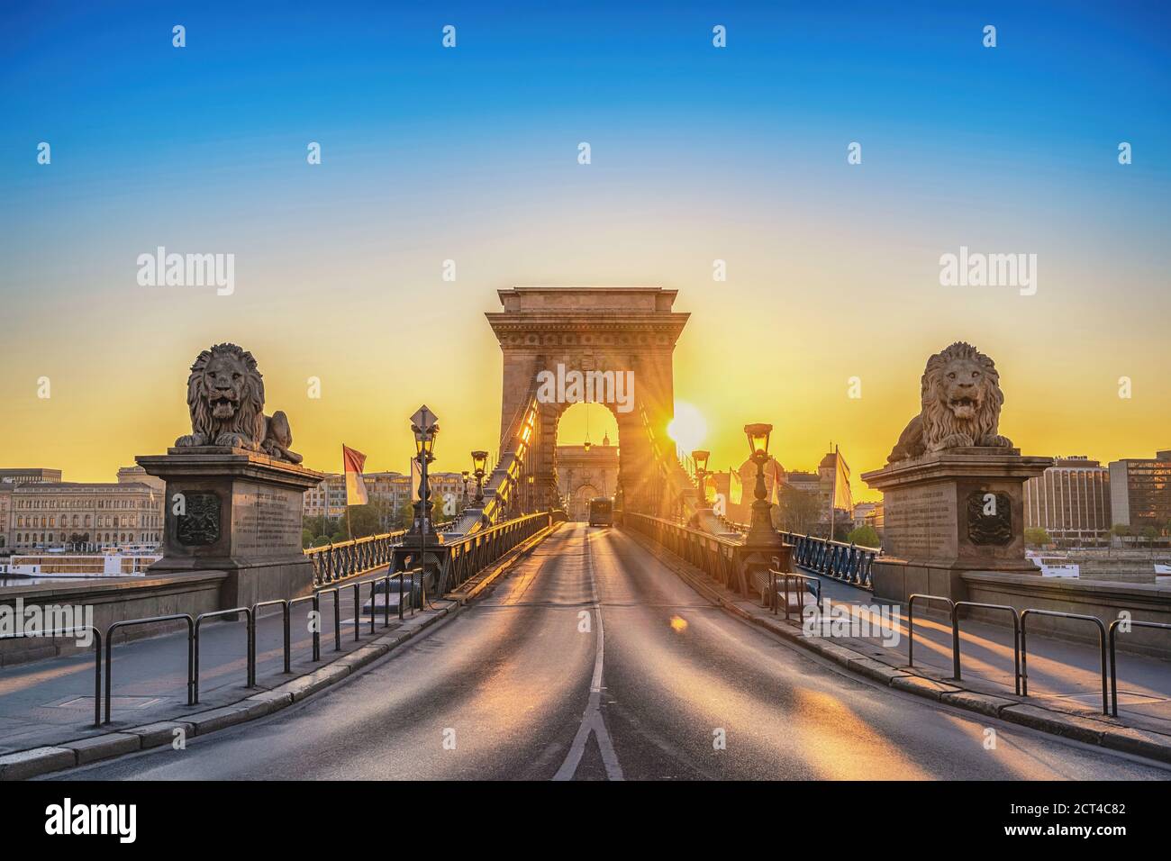 Budapest Ungheria, l'alba dello skyline della città al Ponte delle catene con la famosa statua del leone Foto Stock