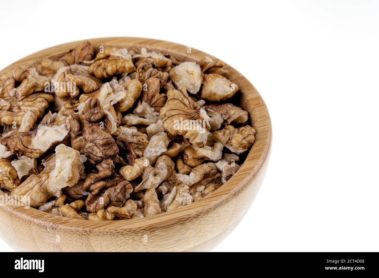 Le deliziose noci rendono lo snack perfetto isolato su bianco sfondo Foto Stock