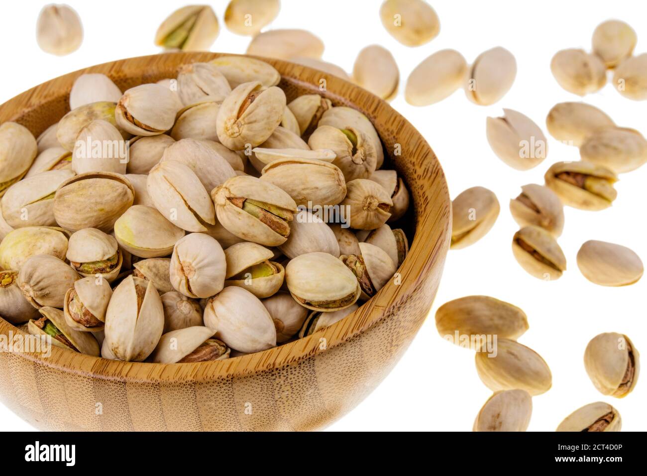 Deliziosi pistacchi rendono lo snack perfetto isolato su bianco sfondo Foto Stock