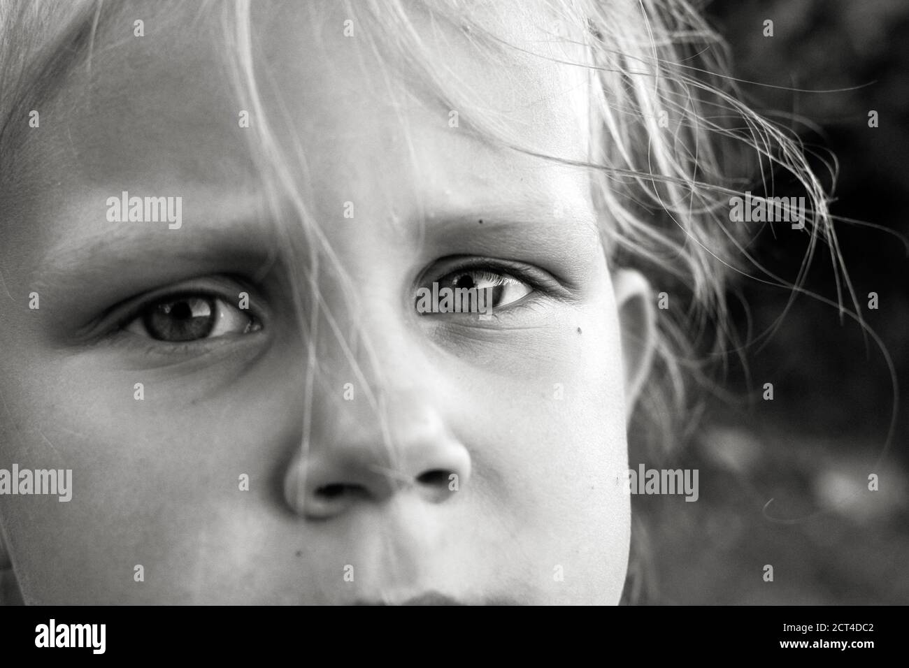 Primo piano foto in bianco e nero di un bambino caucasico carino. Momenti  di infanzia. Ritratto, volto e occhi dei bambini da vicino Foto stock -  Alamy