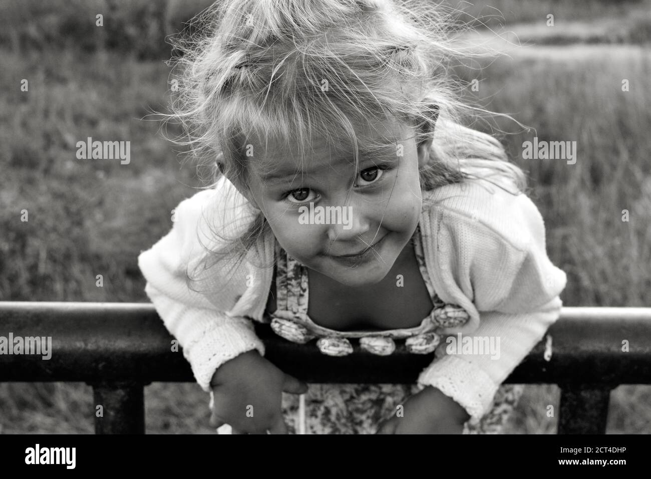 Primo piano ritratto bianco e nero di carino adorabile sorridente bambino caucasico. Ritratto di un bambino felice in natura. Concetto di infanzia felice. Il bambino Foto Stock