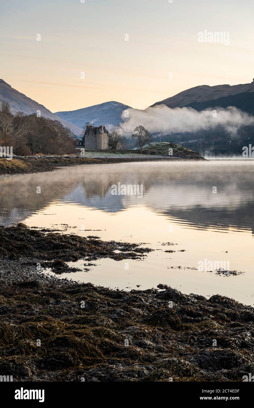 Castello di Dunderave su Loch Fyne, Argyll e Bute, Highlands della Scozia, Regno Unito, Europa Foto Stock