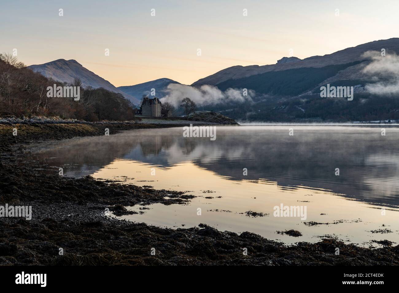 Castello di Dunderave su Loch Fyne, Argyll e Bute, Highlands della Scozia, Regno Unito, Europa Foto Stock