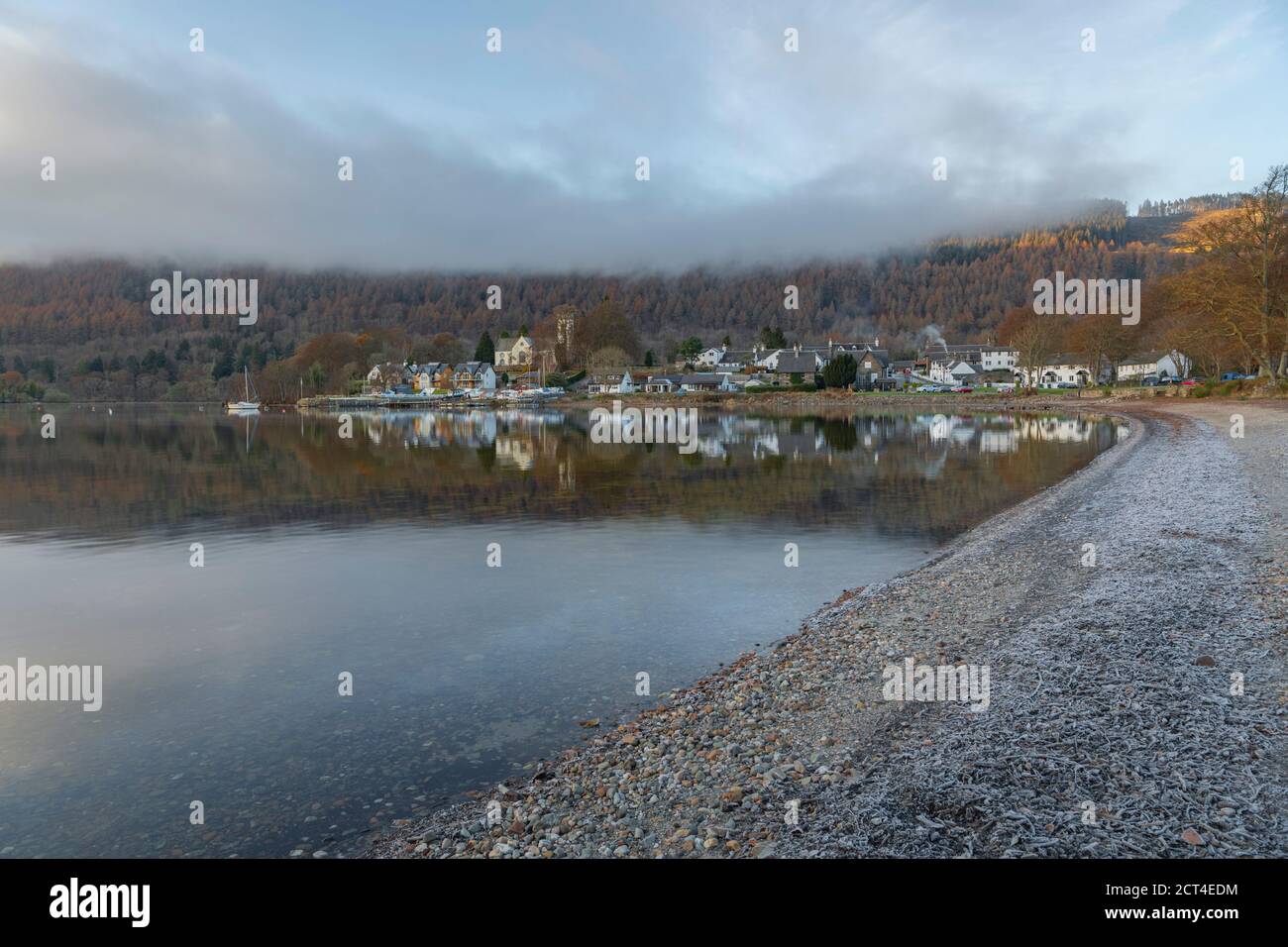 Kenmore città riflessa nel lago Loch Tay con riflessi alberi d'autunno, Perthshire, Highlands della Scozia, Regno Unito, Europa Foto Stock