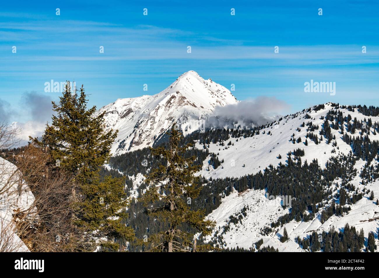 Belle montagne innevate con cielo blu presso la stazione sciistica di Morzine nella catena montuosa delle Alpi di Francia, Europa Foto Stock