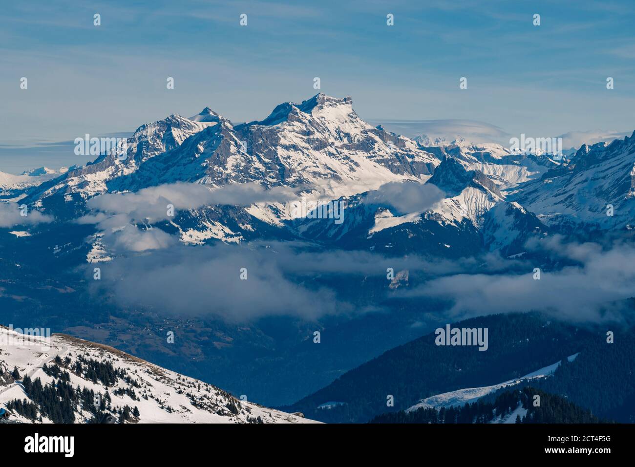 Belle montagne innevate con cielo blu presso la stazione sciistica di Morzine nella catena montuosa delle Alpi di Francia, Europa Foto Stock