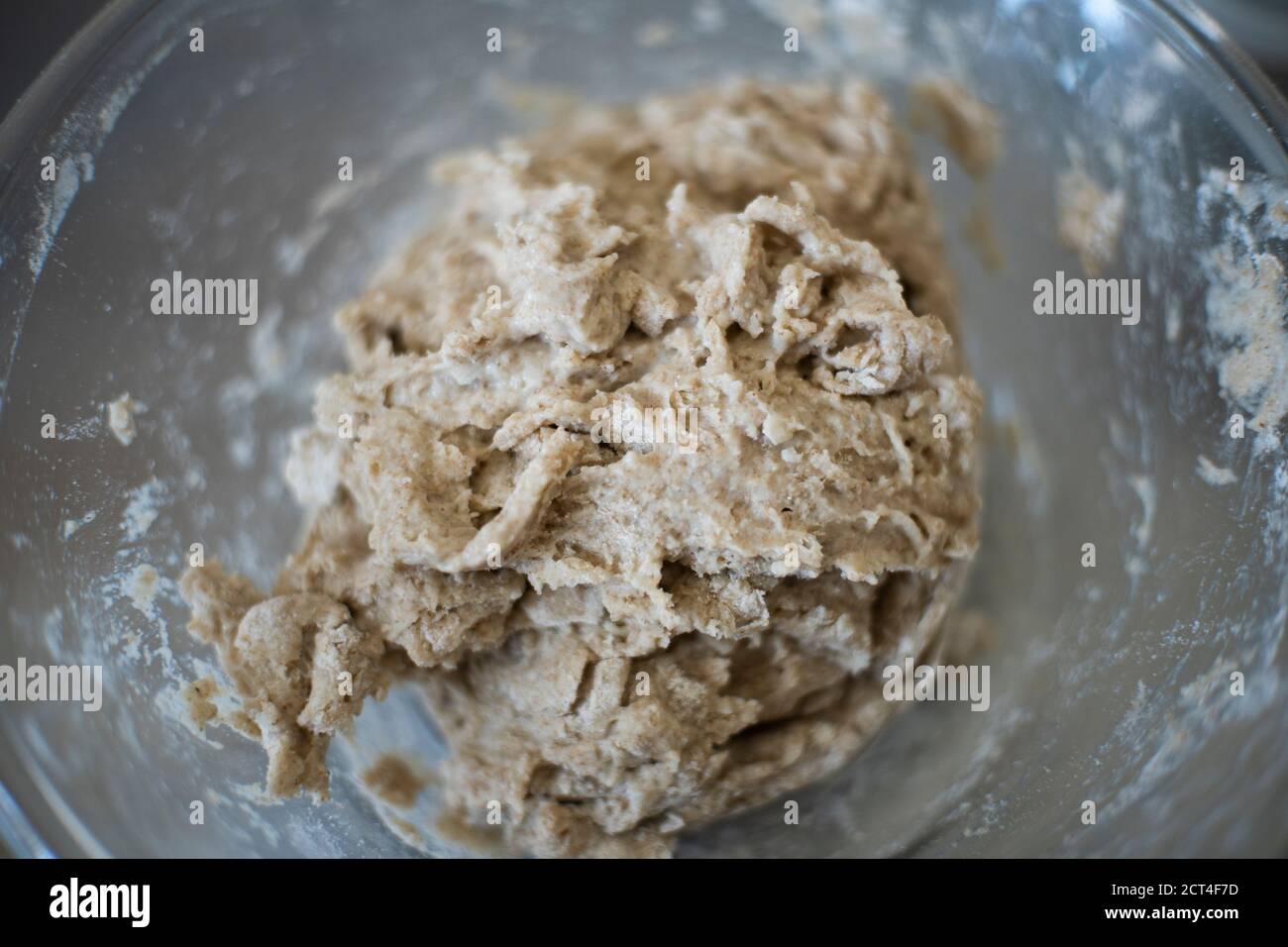 impastare l'impasto di farina di segale e il glutine Foto Stock