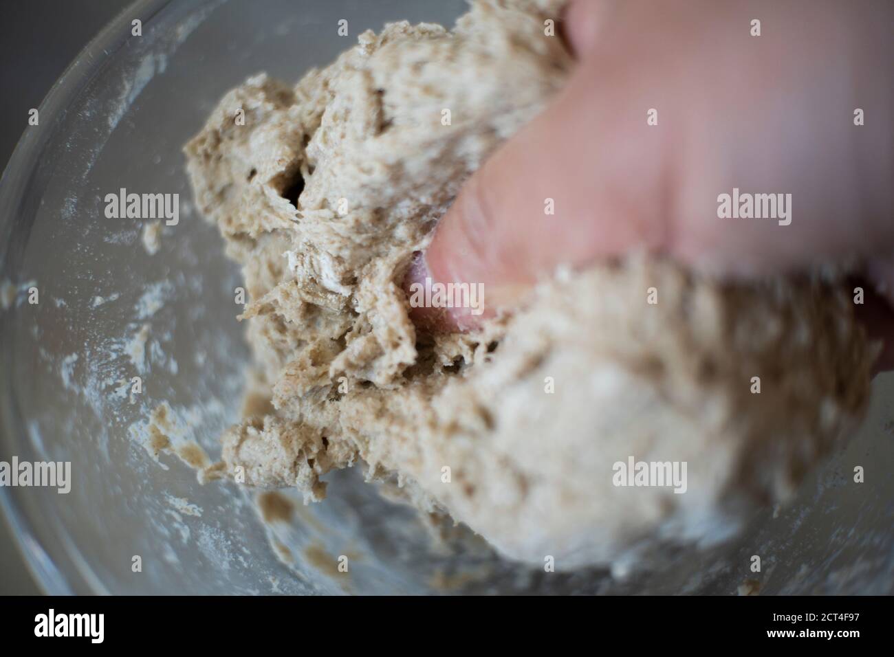 impastare l'impasto di farina di segale e il glutine Foto Stock