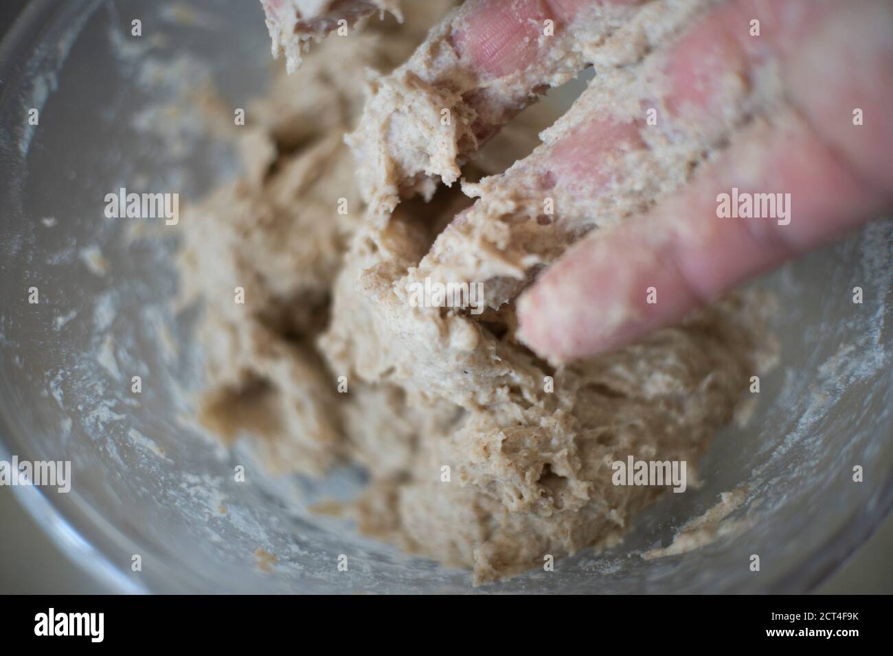 impastare l'impasto di farina di segale e il glutine Foto Stock