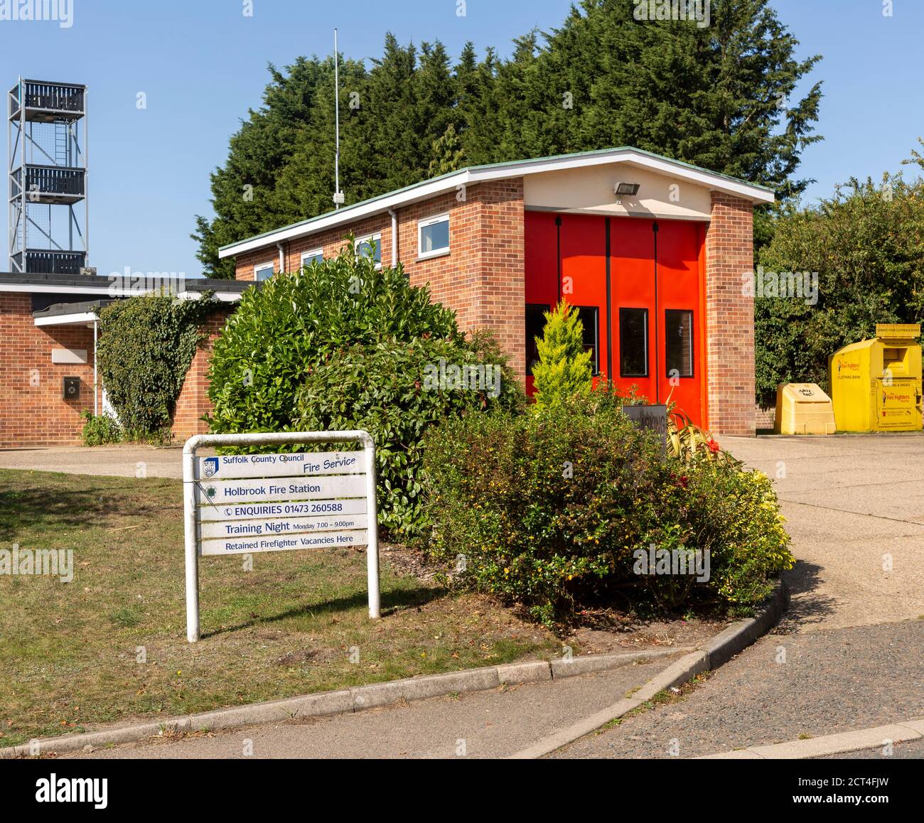 Edificio rurale della stazione dei vigili del fuoco nel villaggio di Holbrook, che serve la penisola di Shotley, Suffolk, Inghilterra, Regno Unito Foto Stock