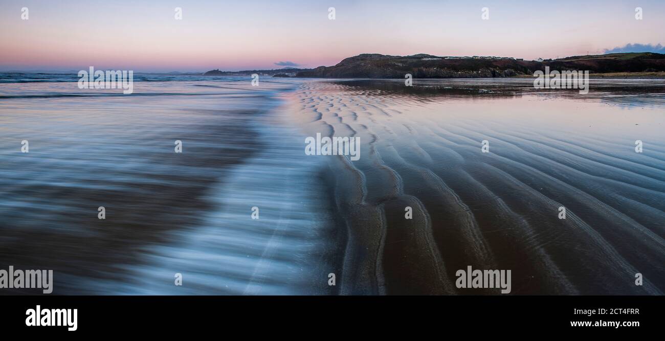 Black Rock Sands Beach all'alba, vicino a Porthmadog, Galles del Nord Foto Stock
