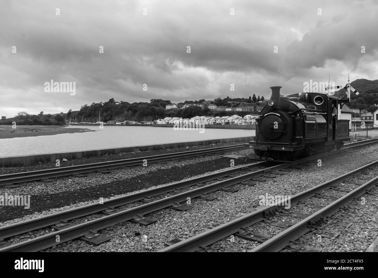 Il motore a vapore di Palmerston lascia la stazione ferroviaria di Ffestiniog e Welsh Highland a Porthmadog North Wales UK. Agosto 2020. Foto Stock